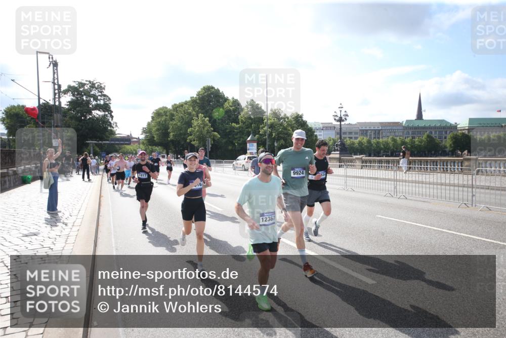 29.06.2025 - hella hamburg halbmarathon Jannik Wohlers http://msf.ph/oto/8144574 29.06.2025 09:54:15 Lombardsbrücke 1549, 1817, 1942, 2222, 2442, 2470, 2561, 2670, 2889, 2955, 3562, 4017, 4816, 5447, 5706, 5884, 6266, 6723, 6819, 6978, 7087, 7274, 7709, 8117, 8142, 8374, 8482, 8916, 9038, 9051, 9924, 10057, 10237, 11422, 11518, 11519, 11688, 12367, 12413, 12776, 13008, 13398, 13421, 13630, 13919, 14248, 14361, 14797, 14911, 15981, 16626, 16834, 17353, 17461, 17753, 17865, 17905, 18370, 18801, 18915, 18923, 18942, 19007, 19038, 19051 meine-sportfotos.de