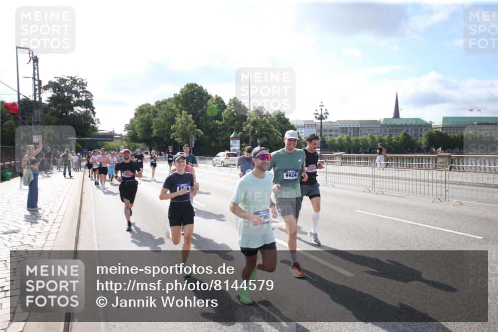 29.06.2025 - hella hamburg halbmarathon Jannik Wohlers http://msf.ph/oto/8144579 29.06.2025 09:54:15 Lombardsbrücke 1549, 1817, 1942, 2222, 2442, 2470, 2561, 2670, 2889, 2955, 3562, 4017, 4816, 5447, 5706, 5884, 6266, 6723, 6819, 6978, 7087, 7274, 7709, 8117, 8142, 8374, 8482, 8916, 9038, 9051, 9924, 10057, 10237, 11422, 11518, 11519, 11688, 12367, 12413, 12776, 13008, 13398, 13421, 13630, 13919, 14248, 14361, 14797, 14911, 15981, 16626, 16834, 17353, 17461, 17753, 17865, 17905, 18370, 18801, 18915, 18923, 18942, 19007, 19038, 19051 meine-sportfotos.de