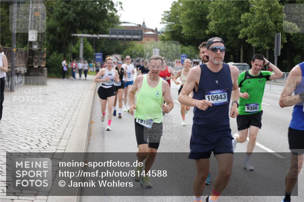 29.06.2025 - hella hamburg halbmarathon Jannik Wohlers http://msf.ph/oto/8144588 29.06.2025 10:09:41 Lombardsbrücke 1548, 3921, 4592, 5511, 7081, 7333, 7636, 8219, 8890, 9366, 9434, 9674, 10036, 10943, 11027, 12567, 16445, 16872, 17148, 18196, 18707 meine-sportfotos.de