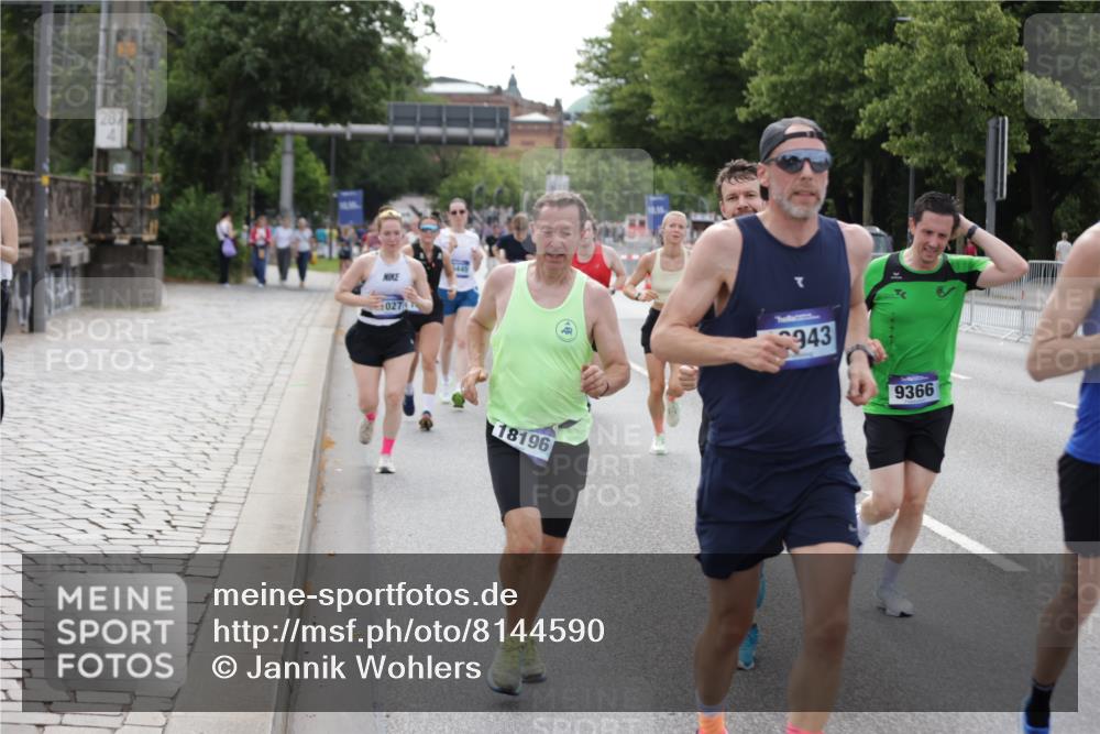 29.06.2025 - hella hamburg halbmarathon Jannik Wohlers http://msf.ph/oto/8144590 29.06.2025 10:09:41 Lombardsbrücke 1548, 3921, 4592, 5511, 7081, 7333, 7636, 8219, 8890, 9366, 9434, 9674, 10036, 10943, 11027, 12567, 16445, 16872, 17148, 18196, 18707 meine-sportfotos.de