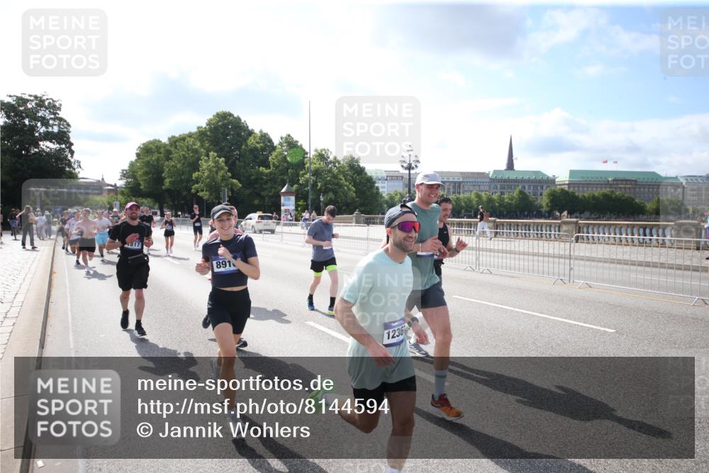 29.06.2025 - hella hamburg halbmarathon Jannik Wohlers http://msf.ph/oto/8144594 29.06.2025 09:54:15 Lombardsbrücke 1549, 1817, 1942, 2222, 2442, 2470, 2561, 2670, 2889, 2955, 3562, 4017, 4816, 5447, 5706, 5884, 6266, 6723, 6819, 6978, 7087, 7274, 7709, 8117, 8142, 8374, 8482, 8916, 9038, 9051, 9924, 10057, 10237, 11422, 11518, 11519, 11688, 12367, 12413, 12776, 13008, 13398, 13421, 13630, 13919, 14248, 14361, 14797, 14911, 15981, 16626, 16834, 17353, 17461, 17753, 17865, 17905, 18370, 18801, 18915, 18923, 18942, 19007, 19038, 19051 meine-sportfotos.de