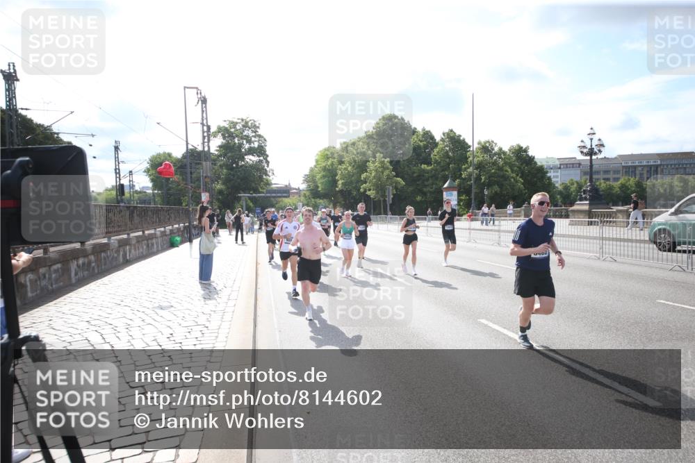 29.06.2025 - hella hamburg halbmarathon Jannik Wohlers http://msf.ph/oto/8144602 29.06.2025 09:54:17 Lombardsbrücke 1549, 1817, 1942, 2222, 2442, 2470, 2561, 2670, 2955, 3562, 4017, 4816, 5447, 5706, 5884, 6266, 6723, 6819, 6978, 7087, 7274, 8117, 8142, 8374, 8482, 8657, 8916, 9038, 9051, 9924, 10057, 11422, 11518, 11519, 11688, 12269, 12367, 12670, 13008, 13398, 13421, 13630, 13726, 13919, 14248, 14361, 14797, 14911, 15478, 15479, 16626, 16834, 17353, 17461, 17753, 17865, 18370, 18801, 18915, 18923, 18942, 19007 meine-sportfotos.de