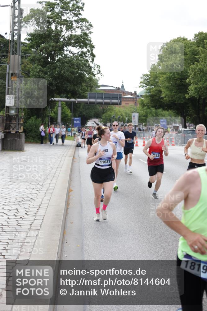 29.06.2025 - hella hamburg halbmarathon Jannik Wohlers http://msf.ph/oto/8144604 29.06.2025 10:09:42 Lombardsbrücke 1548, 3921, 5511, 7042, 7081, 7333, 7636, 8219, 8890, 9366, 9434, 9674, 10036, 10943, 11027, 12567, 16445, 16872, 17148, 18196, 18707 meine-sportfotos.de