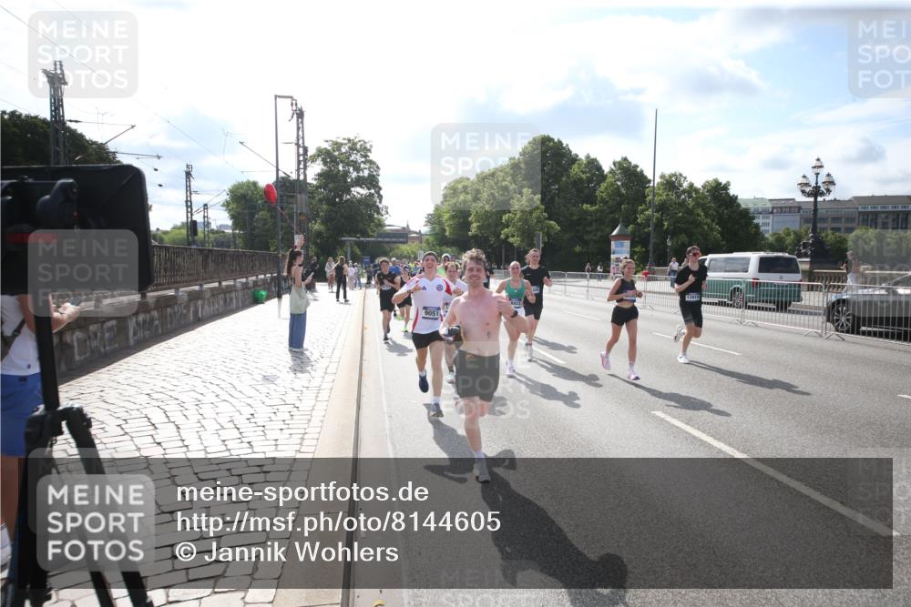 29.06.2025 - hella hamburg halbmarathon Jannik Wohlers http://msf.ph/oto/8144605 29.06.2025 09:54:18 Lombardsbrücke 1549, 1817, 1942, 2222, 2367, 2442, 2470, 2561, 2670, 2955, 4017, 4816, 5447, 5706, 5884, 6266, 6723, 6819, 6978, 7087, 7274, 8117, 8142, 8374, 8482, 8657, 8916, 8981, 9038, 9051, 9710, 9924, 10057, 11422, 11518, 11519, 11688, 12269, 12367, 12670, 13008, 13398, 13421, 13630, 13726, 13919, 14248, 14361, 14797, 14911, 15478, 15479, 16834, 17353, 17461, 17753, 17865, 18370, 18801, 18915, 18923, 18942, 19007 meine-sportfotos.de