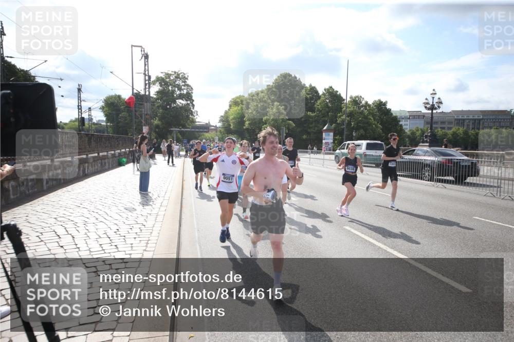 29.06.2025 - hella hamburg halbmarathon Jannik Wohlers http://msf.ph/oto/8144615 29.06.2025 09:54:18 Lombardsbrücke 1549, 1817, 1942, 2222, 2367, 2442, 2470, 2561, 2670, 2955, 4017, 4816, 5447, 5706, 5884, 6266, 6723, 6819, 6978, 7087, 7274, 8117, 8142, 8374, 8482, 8657, 8916, 8981, 9038, 9051, 9710, 9924, 10057, 11422, 11518, 11519, 11688, 12269, 12367, 12670, 13008, 13398, 13421, 13630, 13726, 13919, 14248, 14361, 14797, 14911, 15478, 15479, 16834, 17353, 17461, 17753, 17865, 18370, 18801, 18915, 18923, 18942, 19007 meine-sportfotos.de