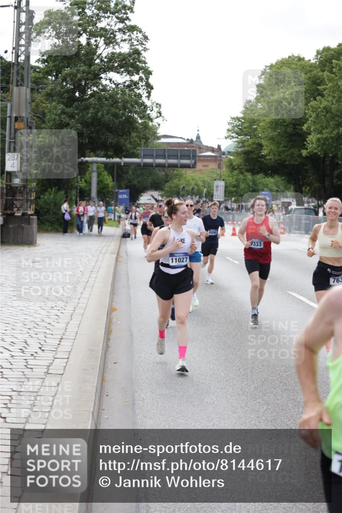 29.06.2025 - hella hamburg halbmarathon Jannik Wohlers http://msf.ph/oto/8144617 29.06.2025 10:09:42 Lombardsbrücke 1548, 3921, 5511, 7042, 7081, 7333, 7636, 8219, 8890, 9366, 9434, 9674, 10036, 10943, 11027, 12567, 16445, 16872, 17148, 18196, 18707 meine-sportfotos.de