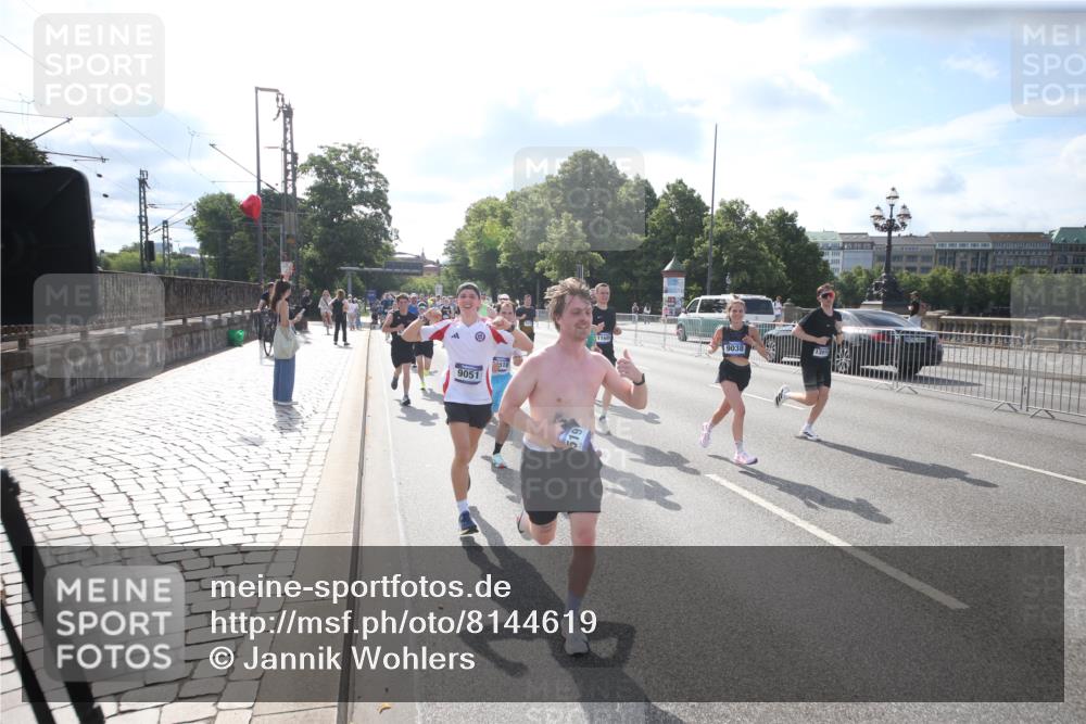 29.06.2025 - hella hamburg halbmarathon Jannik Wohlers http://msf.ph/oto/8144619 29.06.2025 09:54:18 Lombardsbrücke 1549, 1817, 1942, 2222, 2367, 2442, 2470, 2561, 2670, 2955, 4017, 4816, 5447, 5706, 5884, 6266, 6723, 6819, 6978, 7087, 7274, 8117, 8142, 8374, 8482, 8657, 8916, 8981, 9038, 9051, 9710, 9924, 10057, 11422, 11518, 11519, 11688, 12269, 12367, 12670, 13008, 13398, 13421, 13630, 13726, 13919, 14248, 14361, 14797, 14911, 15478, 15479, 16834, 17353, 17461, 17753, 17865, 18370, 18801, 18915, 18923, 18942, 19007 meine-sportfotos.de