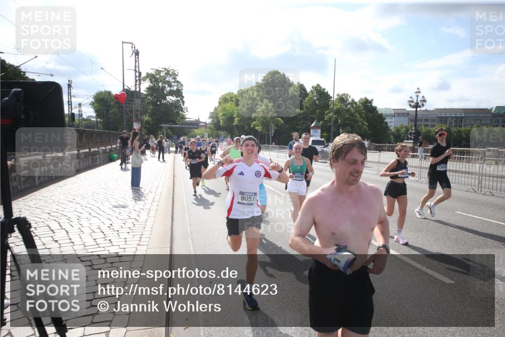 29.06.2025 - hella hamburg halbmarathon Jannik Wohlers http://msf.ph/oto/8144623 29.06.2025 09:54:19 Lombardsbrücke 1549, 1817, 1942, 2222, 2367, 2442, 2470, 2561, 2670, 2955, 4816, 5447, 5706, 5884, 6723, 6819, 6978, 7087, 7274, 7335, 8117, 8142, 8374, 8482, 8657, 8916, 8981, 9038, 9051, 9710, 9924, 11422, 11518, 11519, 11688, 12269, 12367, 12670, 13008, 13421, 13630, 13726, 13919, 14248, 14361, 14797, 14911, 15478, 15479, 15684, 16834, 16907, 17353, 17461, 17753, 17865, 18370, 18801, 18915, 18923, 18942, 19007 meine-sportfotos.de