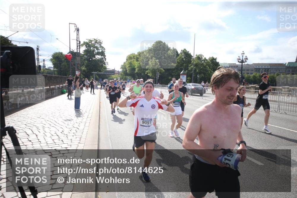 29.06.2025 - hella hamburg halbmarathon Jannik Wohlers http://msf.ph/oto/8144625 29.06.2025 09:54:19 Lombardsbrücke 1549, 1817, 1942, 2222, 2367, 2442, 2470, 2561, 2670, 2955, 4816, 5447, 5706, 5884, 6723, 6819, 6978, 7087, 7274, 7335, 8117, 8142, 8374, 8482, 8657, 8916, 8981, 9038, 9051, 9710, 9924, 11422, 11518, 11519, 11688, 12269, 12367, 12670, 13008, 13421, 13630, 13726, 13919, 14248, 14361, 14797, 14911, 15478, 15479, 15684, 16834, 16907, 17353, 17461, 17753, 17865, 18370, 18801, 18915, 18923, 18942, 19007 meine-sportfotos.de