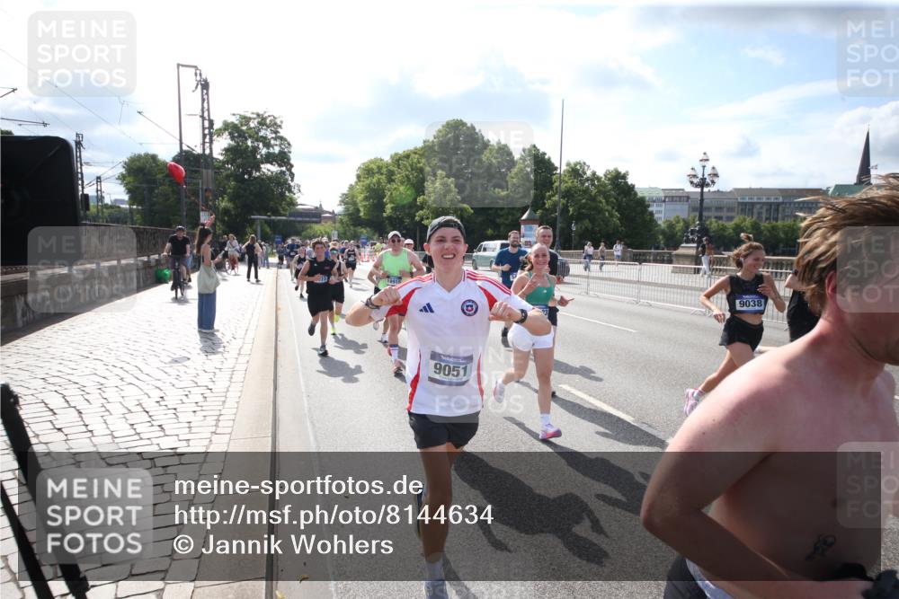 29.06.2025 - hella hamburg halbmarathon Jannik Wohlers http://msf.ph/oto/8144634 29.06.2025 09:54:19 Lombardsbrücke 1549, 1817, 1942, 2222, 2367, 2442, 2470, 2561, 2670, 2955, 4816, 5447, 5706, 5884, 6723, 6819, 6978, 7087, 7274, 7335, 8117, 8142, 8374, 8482, 8657, 8916, 8981, 9038, 9051, 9710, 9924, 11422, 11518, 11519, 11688, 12269, 12367, 12670, 13008, 13421, 13630, 13726, 13919, 14248, 14361, 14797, 14911, 15478, 15479, 15684, 16834, 16907, 17353, 17461, 17753, 17865, 18370, 18801, 18915, 18923, 18942, 19007 meine-sportfotos.de