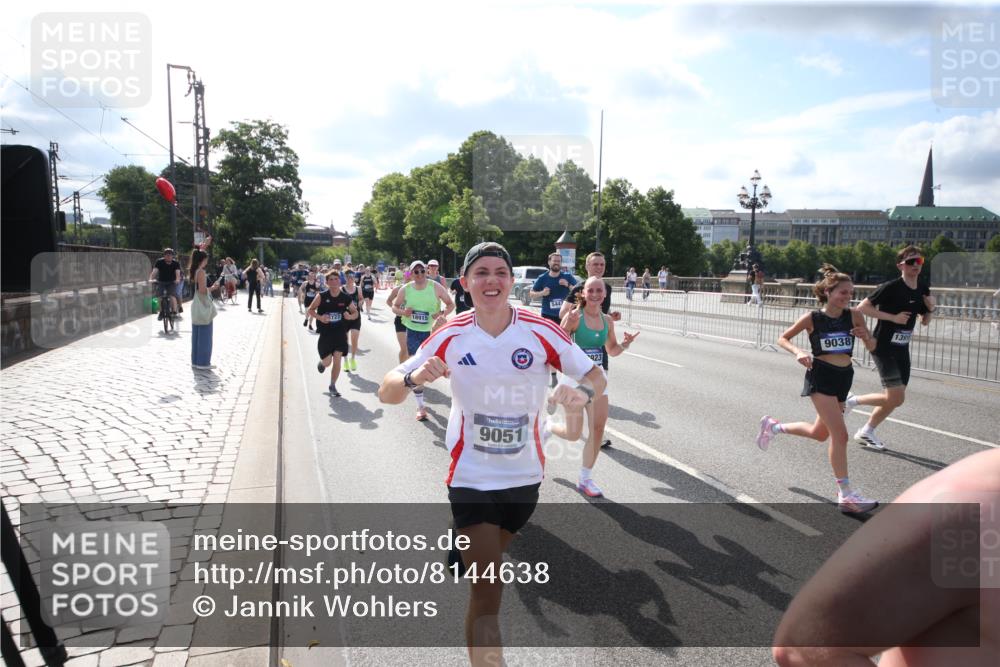 29.06.2025 - hella hamburg halbmarathon Jannik Wohlers http://msf.ph/oto/8144638 29.06.2025 09:54:19 Lombardsbrücke 1549, 1817, 1942, 2222, 2367, 2442, 2470, 2561, 2670, 2955, 4816, 5447, 5706, 5884, 6723, 6819, 6978, 7087, 7274, 7335, 8117, 8142, 8374, 8482, 8657, 8916, 8981, 9038, 9051, 9710, 9924, 11422, 11518, 11519, 11688, 12269, 12367, 12670, 13008, 13421, 13630, 13726, 13919, 14248, 14361, 14797, 14911, 15478, 15479, 15684, 16834, 16907, 17353, 17461, 17753, 17865, 18370, 18801, 18915, 18923, 18942, 19007 meine-sportfotos.de