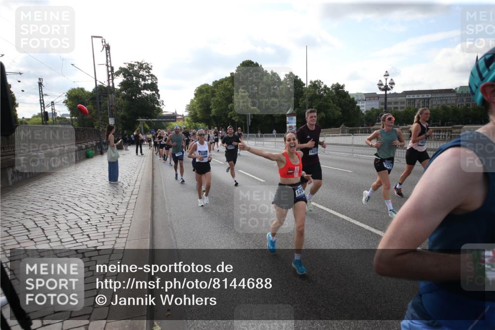 29.06.2025 - hella hamburg halbmarathon Jannik Wohlers http://msf.ph/oto/8144688 29.06.2025 09:54:49 Lombardsbrücke 1200, 1683, 1696, 2207, 2274, 2287, 2411, 2816, 3258, 3435, 3747, 4093, 4121, 4189, 5102, 5638, 5705, 6027, 6158, 6662, 6836, 6923, 6938, 7052, 7508, 7659, 8153, 8371, 8437, 8693, 8889, 8955, 9031, 9032, 9159, 9649, 9720, 9869, 9931, 9959, 10053, 10122, 10184, 10263, 10423, 10868, 11185, 11333, 11340, 12016, 12161, 12321, 12657, 13233, 13666, 14045, 15430, 15512, 15681, 15871, 16062, 16086, 16089, 16103, 16513, 16538, 17008, 17221, 17499, 17912 meine-sportfotos.de