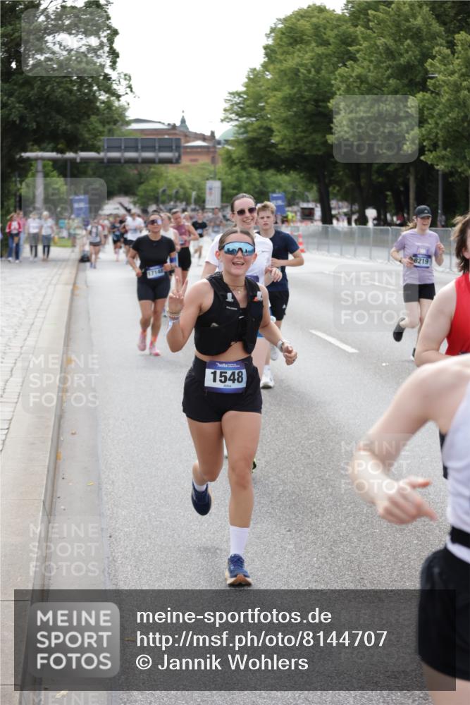 29.06.2025 - hella hamburg halbmarathon Jannik Wohlers http://msf.ph/oto/8144707 29.06.2025 10:09:45 Lombardsbrücke 1548, 3921, 5511, 7042, 7081, 7333, 7636, 8219, 8890, 9366, 9434, 9674, 10036, 10943, 11027, 12567, 16445, 16872, 17148, 18196 meine-sportfotos.de