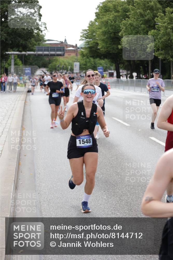 29.06.2025 - hella hamburg halbmarathon Jannik Wohlers http://msf.ph/oto/8144712 29.06.2025 10:09:45 Lombardsbrücke 1548, 3921, 5511, 7042, 7081, 7333, 7636, 8219, 8890, 9366, 9434, 9674, 10036, 10943, 11027, 12567, 16445, 16872, 17148, 18196 meine-sportfotos.de