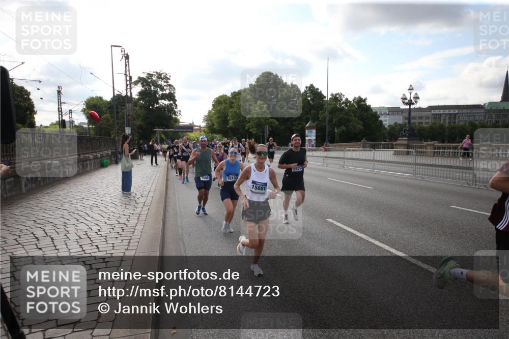 29.06.2025 - hella hamburg halbmarathon Jannik Wohlers http://msf.ph/oto/8144723 29.06.2025 09:54:50 Lombardsbrücke 1200, 1683, 1696, 2207, 2274, 2287, 2411, 2816, 3258, 3435, 3747, 4093, 4121, 4189, 5102, 5638, 5705, 6027, 6158, 6662, 6836, 6923, 6938, 7052, 7508, 7659, 8139, 8153, 8371, 8437, 8693, 8889, 8955, 9031, 9032, 9159, 9649, 9720, 9869, 9931, 9959, 10053, 10122, 10184, 10263, 10423, 10868, 11185, 11333, 11340, 12016, 12161, 12171, 12321, 12657, 13233, 13289, 13666, 14045, 15430, 15512, 15681, 15871, 16062, 16086, 16089, 16103, 16513, 16538, 17008, 17221, 17499, 17912 meine-sportfotos.de