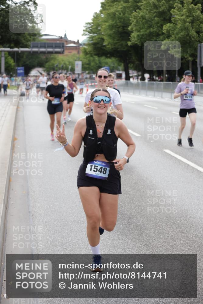 29.06.2025 - hella hamburg halbmarathon Jannik Wohlers http://msf.ph/oto/8144741 29.06.2025 10:09:45 Lombardsbrücke 1548, 3921, 5511, 7042, 7081, 7333, 7636, 8219, 8890, 9366, 9434, 9674, 10036, 10943, 11027, 12567, 16445, 16872, 17148, 18196 meine-sportfotos.de