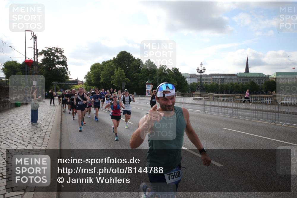 29.06.2025 - hella hamburg halbmarathon Jannik Wohlers http://msf.ph/oto/8144788 29.06.2025 09:54:52 Lombardsbrücke 1200, 1683, 1696, 1706, 2207, 2274, 2287, 2411, 3258, 3435, 3747, 4093, 4121, 4189, 5102, 5638, 6027, 6158, 6662, 6836, 6938, 7052, 7508, 7659, 8139, 8153, 8371, 8437, 8454, 8693, 8889, 8899, 8955, 9031, 9032, 9159, 9529, 9649, 9720, 9869, 9931, 9959, 10053, 10122, 10184, 10263, 10423, 10868, 11185, 11340, 12016, 12161, 12171, 12321, 13233, 13289, 13570, 14045, 15430, 15681, 16086, 16089, 16103, 16513, 16538, 17008, 17221, 17499, 17912 meine-sportfotos.de