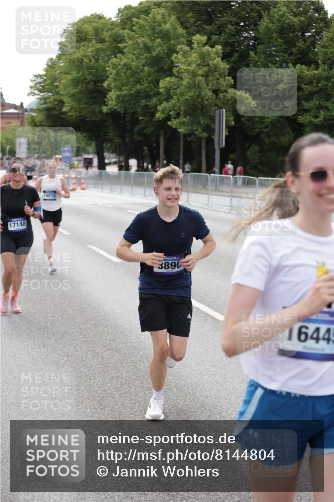 29.06.2025 - hella hamburg halbmarathon Jannik Wohlers http://msf.ph/oto/8144804 29.06.2025 10:09:47 Lombardsbrücke 1548, 3921, 5511, 7042, 7081, 7333, 7636, 8219, 8890, 9366, 9434, 9674, 10036, 10943, 11027, 13797, 16445, 16872, 17148, 18196 meine-sportfotos.de