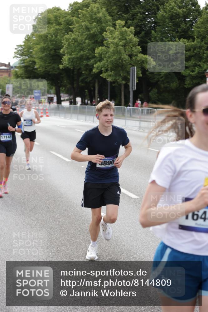 29.06.2025 - hella hamburg halbmarathon Jannik Wohlers http://msf.ph/oto/8144809 29.06.2025 10:09:47 Lombardsbrücke 1548, 3921, 5511, 7042, 7081, 7333, 7636, 8219, 8890, 9366, 9434, 9674, 10036, 10943, 11027, 13797, 16445, 16872, 17148, 18196 meine-sportfotos.de