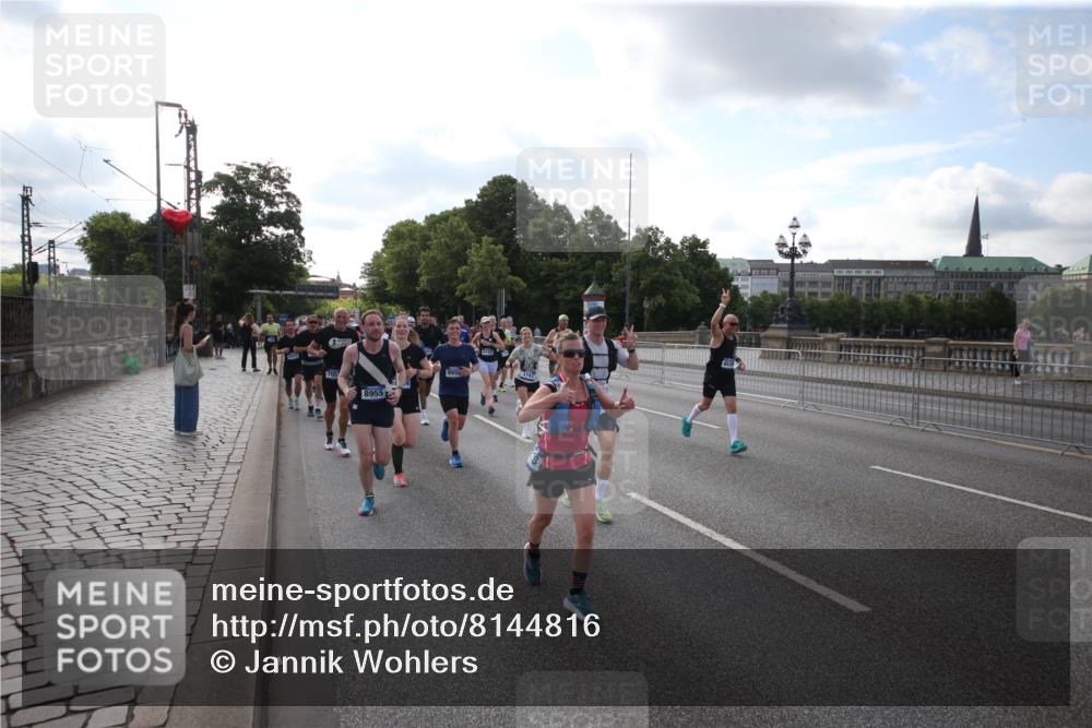29.06.2025 - hella hamburg halbmarathon Jannik Wohlers http://msf.ph/oto/8144816 29.06.2025 09:54:53 Lombardsbrücke 1200, 1683, 1696, 1706, 2207, 2274, 2287, 2411, 3258, 3435, 3747, 4093, 4121, 4189, 5102, 5638, 5708, 6027, 6158, 6662, 6836, 6938, 7052, 7312, 7508, 7659, 8139, 8153, 8218, 8371, 8437, 8454, 8693, 8720, 8889, 8899, 8955, 9031, 9032, 9159, 9529, 9649, 9720, 9869, 9931, 9959, 10053, 10122, 10184, 10263, 10423, 10868, 11185, 11340, 12016, 12171, 12321, 12533, 12891, 13233, 13289, 13570, 14045, 15430, 15681, 16086, 16089, 16103, 16513, 16538, 17008, 17221, 17499, 17912 meine-sportfotos.de