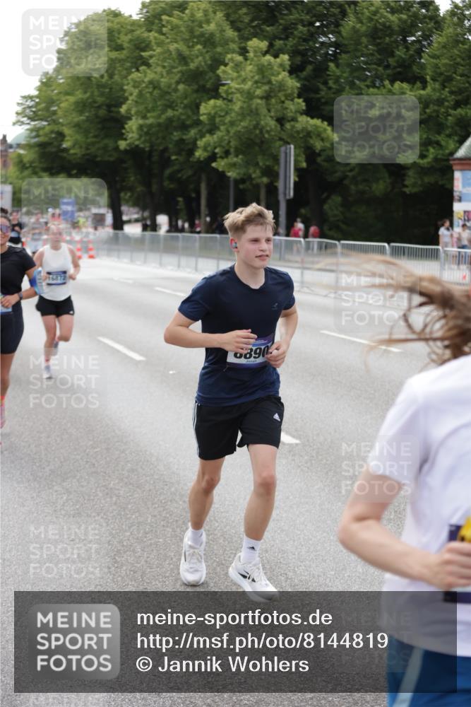 29.06.2025 - hella hamburg halbmarathon Jannik Wohlers http://msf.ph/oto/8144819 29.06.2025 10:09:47 Lombardsbrücke 1548, 3921, 5511, 7042, 7081, 7333, 7636, 8219, 8890, 9366, 9434, 9674, 10036, 10943, 11027, 13797, 16445, 16872, 17148, 18196 meine-sportfotos.de