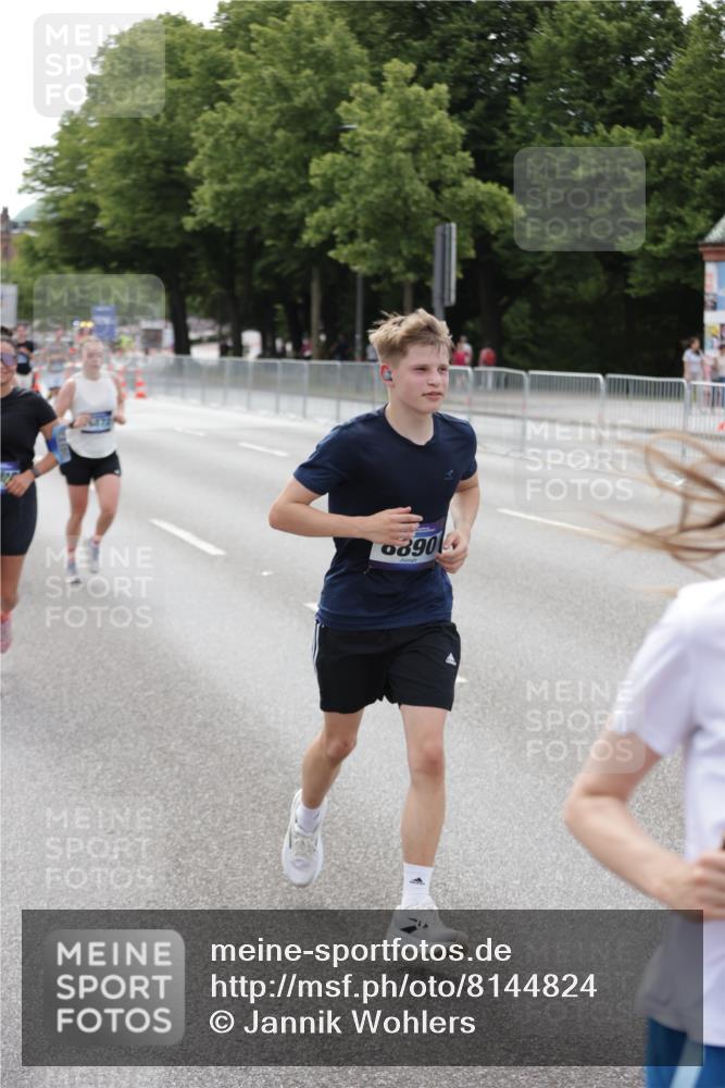 29.06.2025 - hella hamburg halbmarathon Jannik Wohlers http://msf.ph/oto/8144824 29.06.2025 10:09:47 Lombardsbrücke 1548, 3921, 5511, 7042, 7081, 7333, 7636, 8219, 8890, 9366, 9434, 9674, 10036, 10943, 11027, 13797, 16445, 16872, 17148, 18196 meine-sportfotos.de