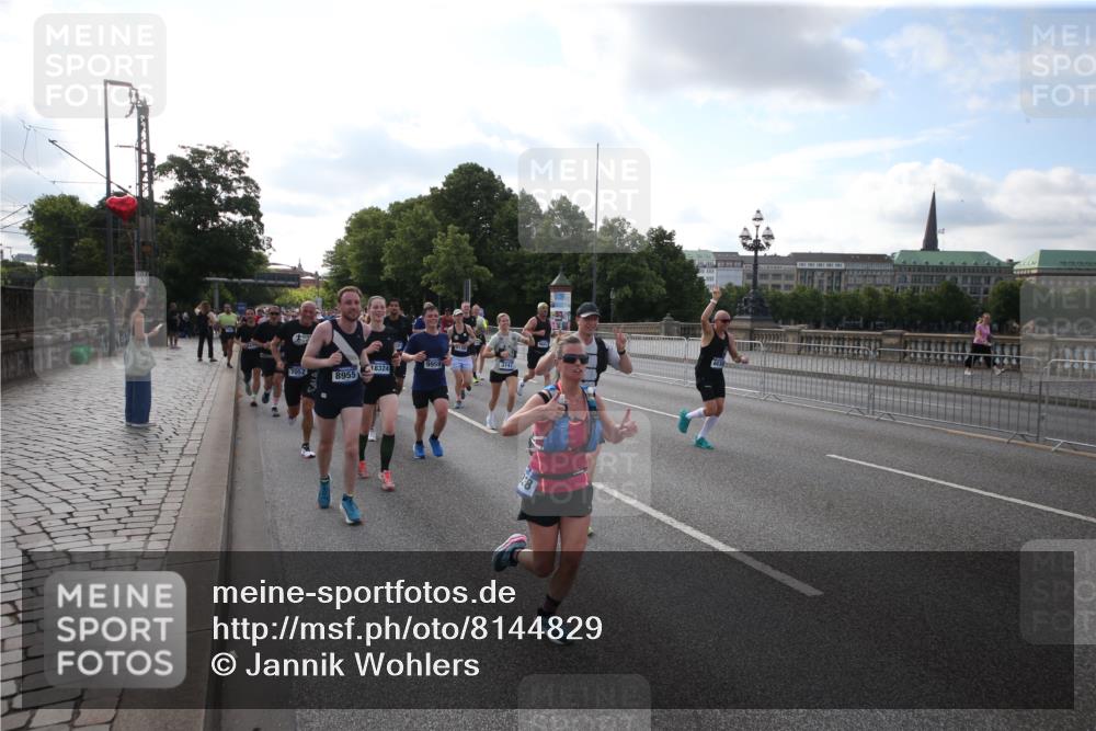 29.06.2025 - hella hamburg halbmarathon Jannik Wohlers http://msf.ph/oto/8144829 29.06.2025 09:54:53 Lombardsbrücke 1200, 1683, 1696, 1706, 2207, 2274, 2287, 2411, 3258, 3435, 3747, 4093, 4121, 4189, 5102, 5638, 5708, 6027, 6158, 6662, 6836, 6938, 7052, 7312, 7508, 7659, 8139, 8153, 8218, 8371, 8437, 8454, 8693, 8720, 8889, 8899, 8955, 9031, 9032, 9159, 9529, 9649, 9720, 9869, 9931, 9959, 10053, 10122, 10184, 10263, 10423, 10868, 11185, 11340, 12016, 12171, 12321, 12533, 12891, 13233, 13289, 13570, 14045, 15430, 15681, 16086, 16089, 16103, 16513, 16538, 17008, 17221, 17499, 17912 meine-sportfotos.de