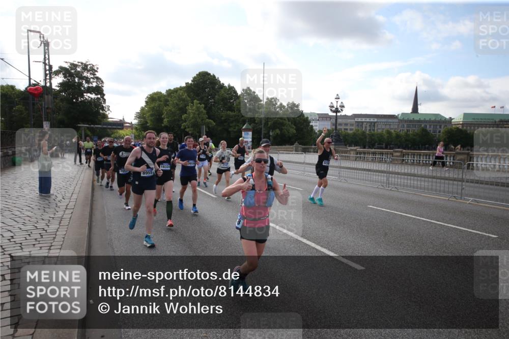 29.06.2025 - hella hamburg halbmarathon Jannik Wohlers http://msf.ph/oto/8144834 29.06.2025 09:54:53 Lombardsbrücke 1200, 1683, 1696, 1706, 2207, 2274, 2287, 2411, 3258, 3435, 3747, 4093, 4121, 4189, 5102, 5638, 5708, 6027, 6158, 6662, 6836, 6938, 7052, 7312, 7508, 7659, 8139, 8153, 8218, 8371, 8437, 8454, 8693, 8720, 8889, 8899, 8955, 9031, 9032, 9159, 9529, 9649, 9720, 9869, 9931, 9959, 10053, 10122, 10184, 10263, 10423, 10868, 11185, 11340, 12016, 12171, 12321, 12533, 12891, 13233, 13289, 13570, 14045, 15430, 15681, 16086, 16089, 16103, 16513, 16538, 17008, 17221, 17499, 17912 meine-sportfotos.de