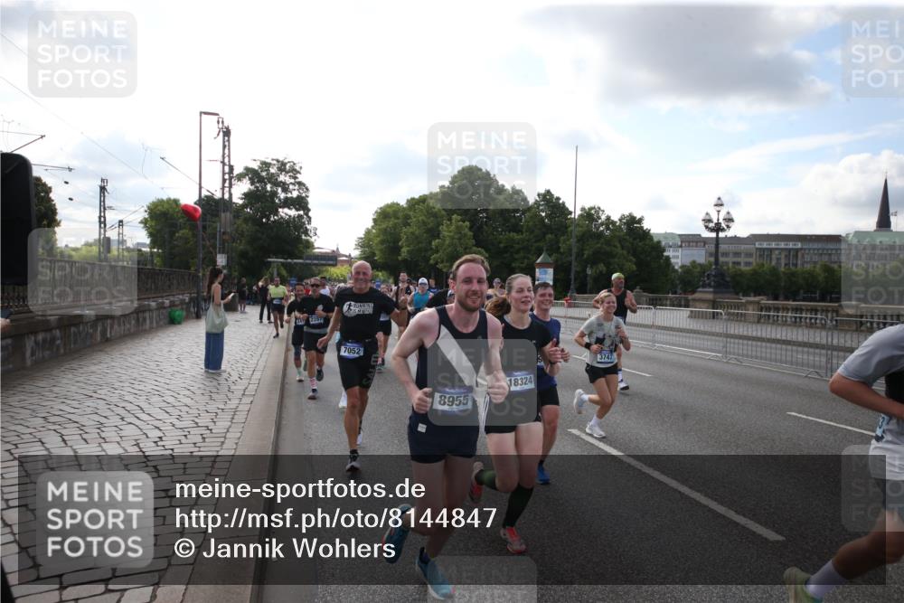 29.06.2025 - hella hamburg halbmarathon Jannik Wohlers http://msf.ph/oto/8144847 29.06.2025 09:54:54 Lombardsbrücke 1200, 1683, 1696, 1706, 2207, 2274, 2287, 2411, 3258, 3435, 3747, 4093, 4121, 4189, 5102, 5638, 5708, 6027, 6158, 6662, 6836, 6938, 7052, 7312, 7508, 8139, 8153, 8205, 8218, 8371, 8437, 8454, 8693, 8720, 8889, 8899, 8955, 9031, 9032, 9159, 9529, 9649, 9720, 9869, 9931, 9959, 10053, 10122, 10184, 10263, 10423, 10868, 11185, 11340, 12016, 12171, 12321, 12533, 12891, 13233, 13289, 13570, 14045, 15430, 15681, 16089, 16103, 16513, 16538, 17008, 17221, 17499, 17912 meine-sportfotos.de