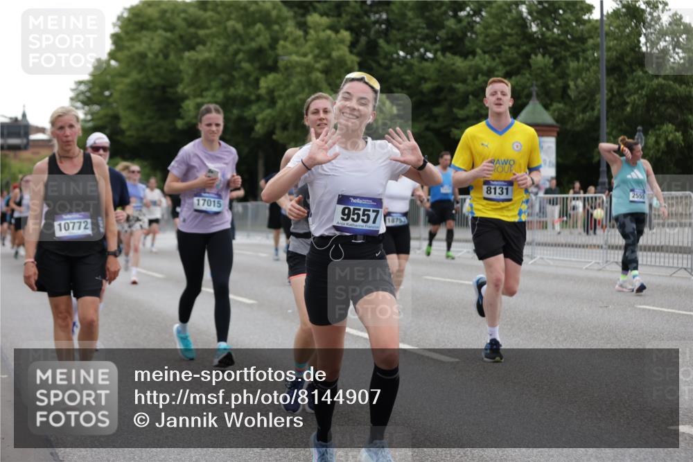 29.06.2025 - hella hamburg halbmarathon Jannik Wohlers http://msf.ph/oto/8144907 29.06.2025 10:46:48 Lombardsbrücke 1185, 1463, 1523, 1593, 1607, 1704, 1961, 2327, 2537, 2555, 2665, 4184, 4239, 4483, 4806, 4895, 6485, 6496, 6879, 7073, 7430, 7431, 7630, 7631, 8105, 8131, 8706, 8915, 8967, 9018, 9273, 9557, 9774, 9949, 10903, 11378, 11621, 12538, 12630, 12989, 13172, 13349, 13430, 13431, 13819, 14370, 14441, 15806, 15865, 16077, 16337, 16684, 16836, 17015, 17356, 18147, 18258, 18403, 18654, 18674, 18753, 18781 meine-sportfotos.de