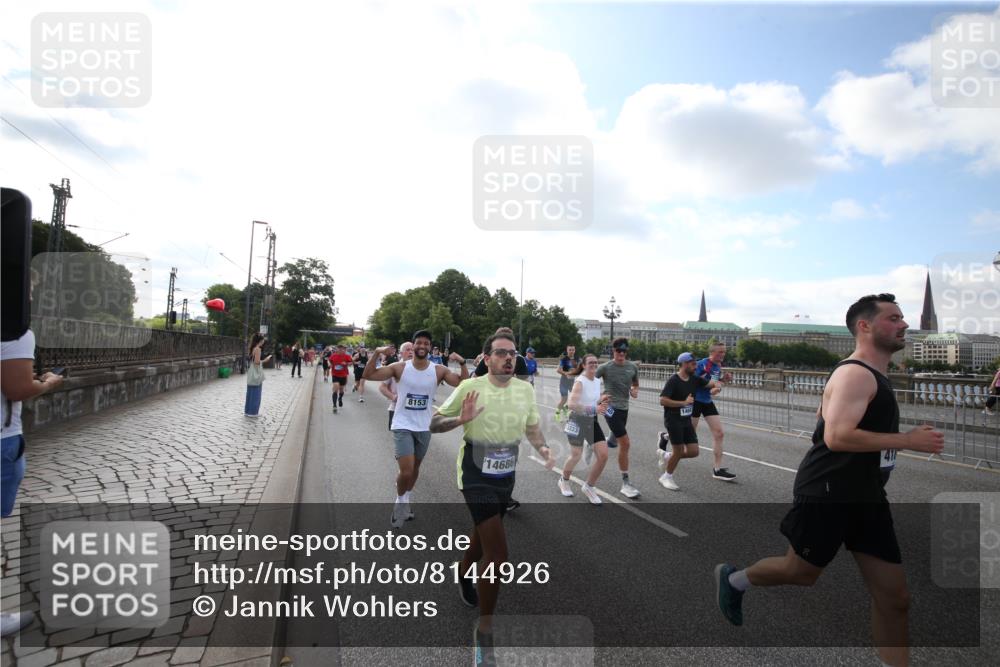 29.06.2025 - hella hamburg halbmarathon Jannik Wohlers http://msf.ph/oto/8144926 29.06.2025 09:54:58 Lombardsbrücke 1200, 1683, 1696, 1706, 1884, 1976, 2207, 2274, 2287, 2411, 3258, 3435, 3747, 4093, 4189, 5102, 5708, 6027, 6158, 6662, 6836, 6938, 7052, 7312, 7508, 8139, 8153, 8205, 8218, 8454, 8693, 8720, 8889, 8899, 8955, 9032, 9529, 9649, 9720, 9959, 10053, 10184, 10263, 10423, 11185, 11340, 12016, 12171, 12321, 12533, 12891, 13233, 13289, 13570, 14045, 15681, 16103, 17221 meine-sportfotos.de