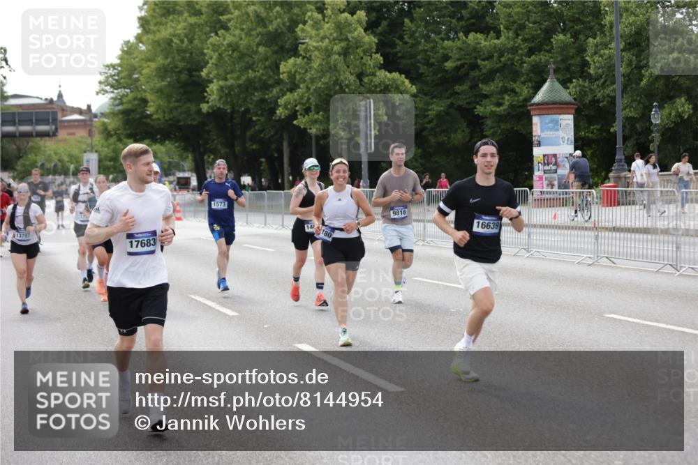 29.06.2025 - hella hamburg halbmarathon Jannik Wohlers http://msf.ph/oto/8144954 29.06.2025 10:09:55 Lombardsbrücke 1548, 1573, 3921, 5182, 5440, 5511, 7042, 7333, 7636, 8219, 8890, 9366, 9816, 11027, 11180, 13797, 14822, 15409, 16445, 16639, 16872, 17148, 17730, 18196, 19023 meine-sportfotos.de