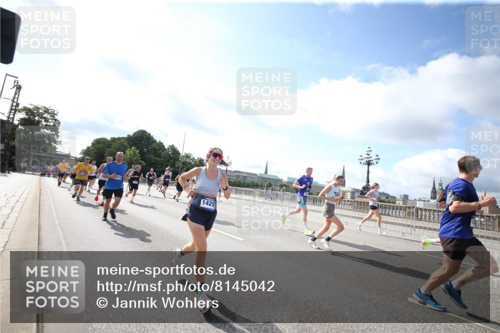 29.06.2025 - hella hamburg halbmarathon Jannik Wohlers http://msf.ph/oto/8145042 29.06.2025 09:55:54 Lombardsbrücke 1061, 1452, 1499, 1592, 2083, 2504, 2953, 3256, 4077, 5482, 5600, 5607, 5978, 6115, 6168, 6511, 6512, 7178, 7583, 7943, 8514, 8968, 8989, 8996, 9246, 9537, 9994, 10596, 10891, 11124, 11467, 12545, 12779, 12870, 12875, 13007, 13159, 13211, 13463, 13812, 13875, 13948, 15090, 15157, 15714, 15829, 15868, 15899, 16149, 16369, 16375, 16477, 16877, 16891, 16986, 17127, 17131, 17282, 17962, 18021 meine-sportfotos.de