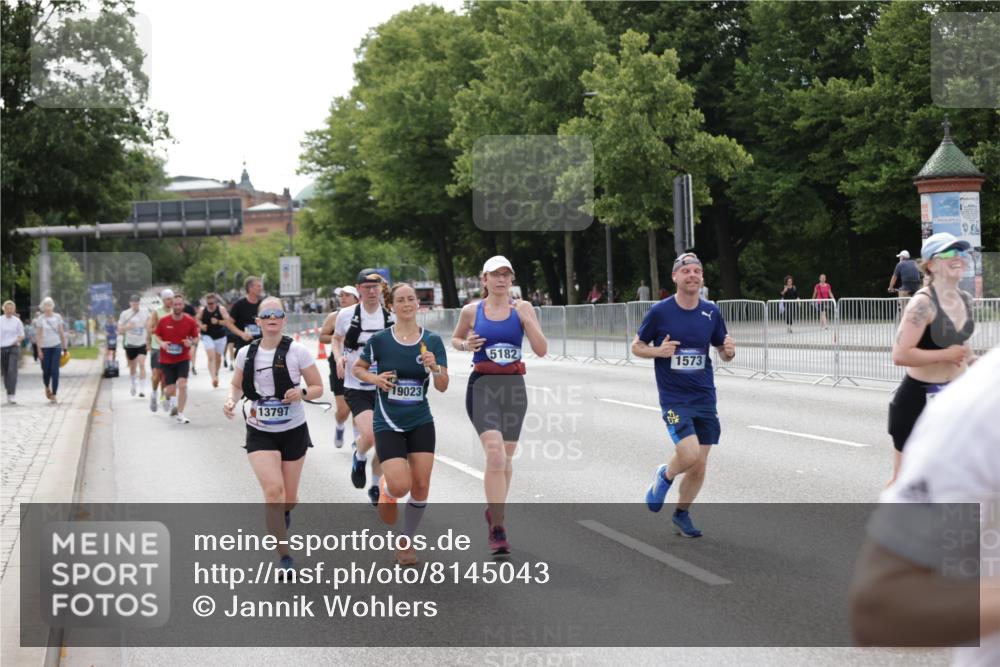 29.06.2025 - hella hamburg halbmarathon Jannik Wohlers http://msf.ph/oto/8145043 29.06.2025 10:09:57 Lombardsbrücke 1573, 5182, 5440, 7042, 7333, 7636, 7685, 8219, 8890, 9816, 11180, 12008, 13797, 14679, 14822, 15409, 16166, 16639, 16872, 17148, 17730, 19023 meine-sportfotos.de