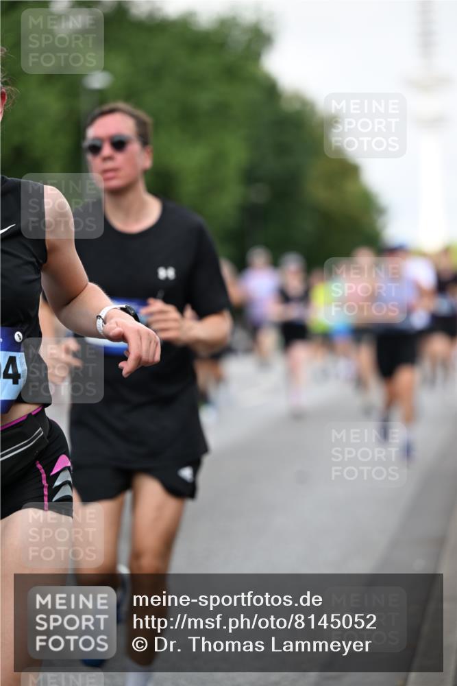 29.06.2025 - hella hamburg halbmarathon Dr. Thomas Lammeyer http://msf.ph/oto/8145052 29.06.2025 10:05:21 Kennedybrücke 1387, 1420, 1526, 1726, 2006, 2091, 2167, 2363, 2490, 2936, 3425, 3625, 3976, 4068, 4249, 4319, 4370, 5675, 6087, 6281, 6302, 6487, 6591, 6924, 7287, 7658, 7757, 7759, 7761, 8030, 8046, 8326, 8392, 8691, 8822, 8923, 9124, 9932, 10281, 10301, 10383, 10576, 10705, 11043 meine-sportfotos.de