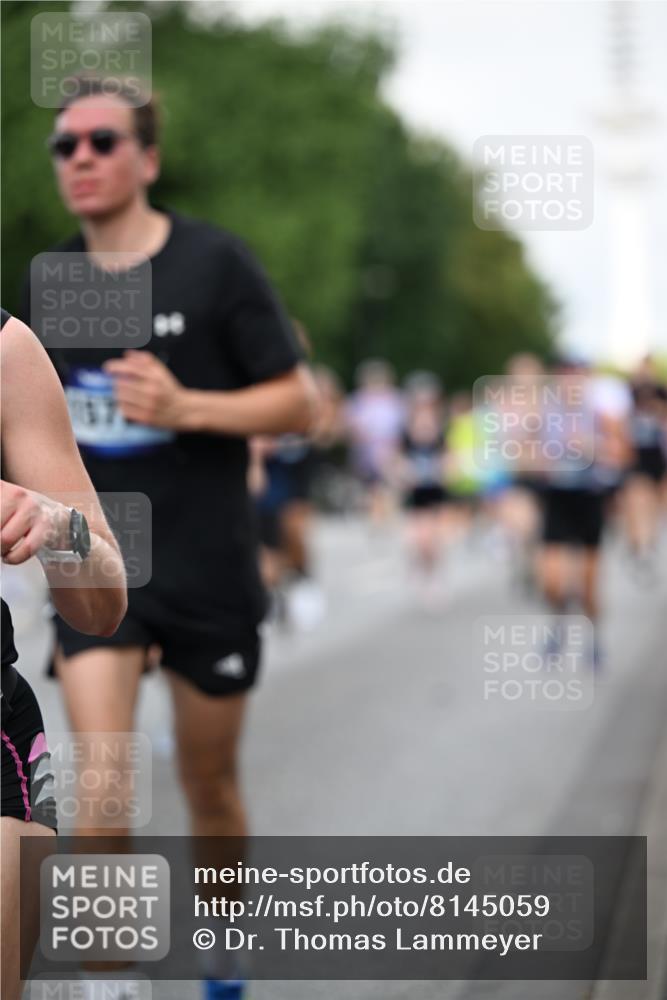 29.06.2025 - hella hamburg halbmarathon Dr. Thomas Lammeyer http://msf.ph/oto/8145059 29.06.2025 10:05:21 Kennedybrücke 1387, 1420, 1526, 1726, 2006, 2091, 2167, 2363, 2490, 2936, 3425, 3625, 3976, 4068, 4249, 4319, 4370, 5675, 6087, 6281, 6302, 6487, 6591, 6924, 7287, 7658, 7757, 7759, 7761, 8030, 8046, 8326, 8392, 8691, 8822, 8923, 9124, 9932, 10281, 10301, 10383, 10576, 10705, 11043 meine-sportfotos.de