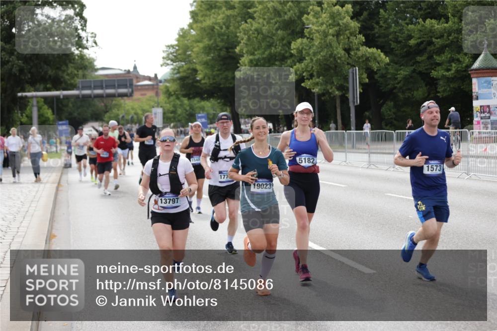 29.06.2025 - hella hamburg halbmarathon Jannik Wohlers http://msf.ph/oto/8145086 29.06.2025 10:09:58 Lombardsbrücke 1573, 5182, 5440, 7042, 7333, 7685, 8219, 8890, 9816, 11180, 12008, 13797, 14679, 14822, 15409, 16166, 16639, 16872, 17730, 19023 meine-sportfotos.de