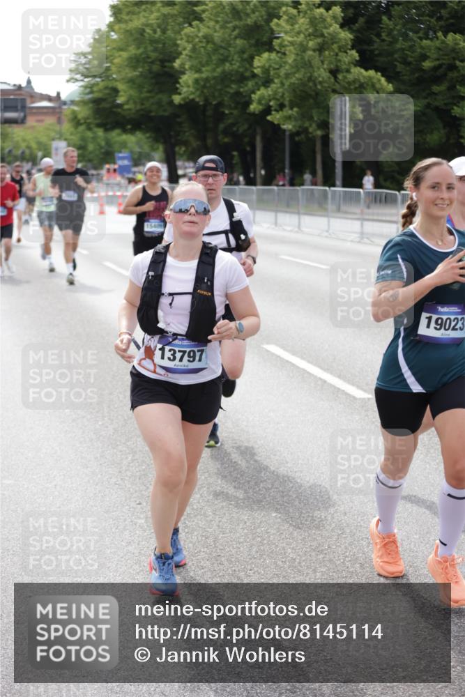 29.06.2025 - hella hamburg halbmarathon Jannik Wohlers http://msf.ph/oto/8145114 29.06.2025 10:09:59 Lombardsbrücke 1573, 5182, 5440, 7042, 7685, 8219, 8890, 9816, 11180, 12008, 13797, 13901, 14679, 14822, 15409, 16166, 16639, 16872, 17730, 19023 meine-sportfotos.de