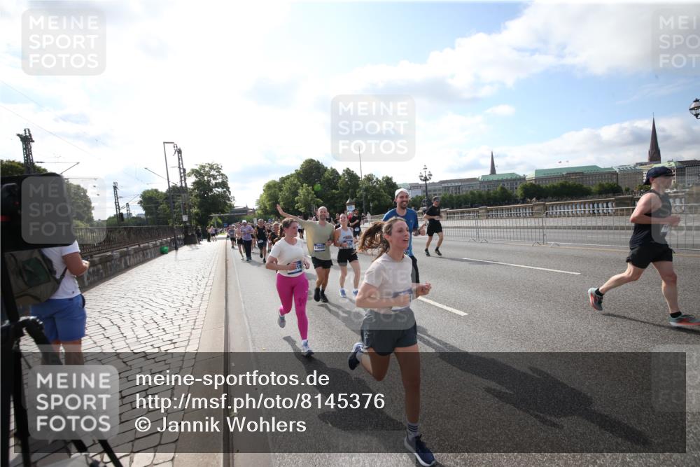 29.06.2025 - hella hamburg halbmarathon Jannik Wohlers http://msf.ph/oto/8145376 29.06.2025 09:56:06 Lombardsbrücke 1452, 1592, 1628, 1877, 2058, 2082, 2771, 2953, 2996, 3256, 3296, 4065, 4077, 4404, 4711, 4833, 5482, 5600, 5607, 5978, 6286, 6511, 6512, 6561, 6562, 7383, 7475, 7583, 8361, 8514, 8968, 8996, 9246, 9537, 9597, 9695, 9752, 9793, 9820, 9994, 10508, 10891, 11018, 11124, 11231, 11455, 11459, 11809, 11961, 12490, 12545, 12584, 13211, 13394, 13463, 13688, 13948, 14198, 14286, 14408, 14990, 14994, 15090, 15427, 16369, 16375, 16477, 16891, 16986 meine-sportfotos.de