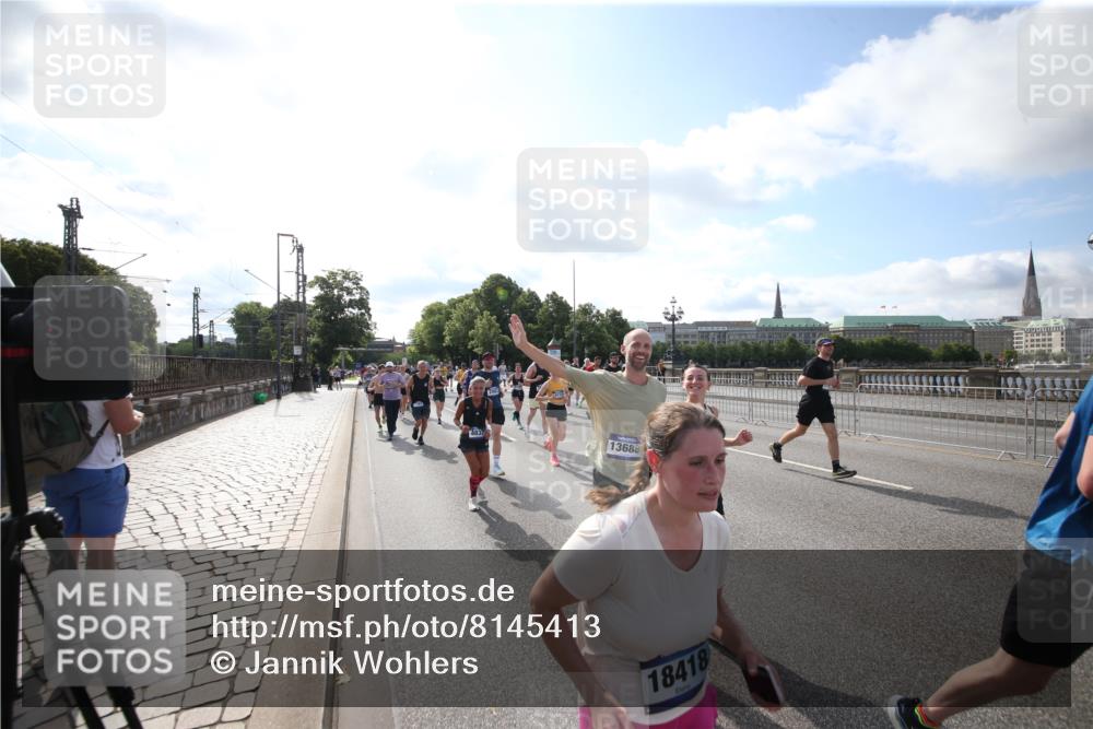 29.06.2025 - hella hamburg halbmarathon Jannik Wohlers http://msf.ph/oto/8145413 29.06.2025 09:56:07 Lombardsbrücke 1452, 1592, 1628, 1877, 2058, 2082, 2771, 2953, 2996, 3256, 3296, 4065, 4077, 4404, 4711, 4833, 5482, 5600, 5978, 6286, 6511, 6512, 6561, 6562, 7383, 7475, 7583, 8261, 8361, 8968, 8996, 9246, 9537, 9597, 9695, 9752, 9793, 9820, 9994, 10508, 10891, 11018, 11124, 11231, 11455, 11459, 11809, 11961, 12490, 12545, 12584, 13211, 13394, 13463, 13688, 14198, 14286, 14408, 14990, 14994, 15090, 15427, 16369, 16375, 16891, 16986 meine-sportfotos.de