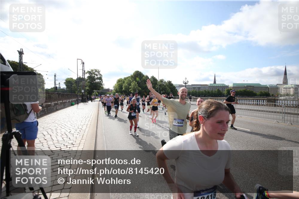 29.06.2025 - hella hamburg halbmarathon Jannik Wohlers http://msf.ph/oto/8145420 29.06.2025 09:56:07 Lombardsbrücke 1452, 1592, 1628, 1877, 2058, 2082, 2771, 2953, 2996, 3256, 3296, 4065, 4077, 4404, 4711, 4833, 5482, 5600, 5978, 6286, 6511, 6512, 6561, 6562, 7383, 7475, 7583, 8261, 8361, 8968, 8996, 9246, 9537, 9597, 9695, 9752, 9793, 9820, 9994, 10508, 10891, 11018, 11124, 11231, 11455, 11459, 11809, 11961, 12490, 12545, 12584, 13211, 13394, 13463, 13688, 14198, 14286, 14408, 14990, 14994, 15090, 15427, 16369, 16375, 16891, 16986 meine-sportfotos.de