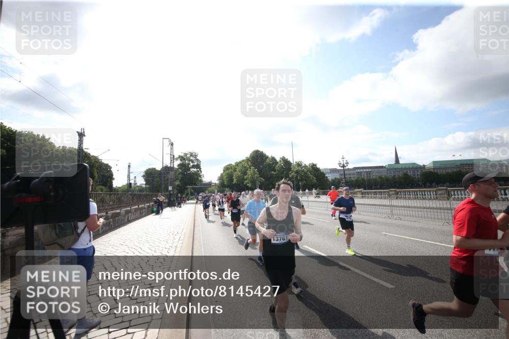 29.06.2025 - hella hamburg halbmarathon Jannik Wohlers http://msf.ph/oto/8145427 29.06.2025 09:57:04 Lombardsbrücke 1030, 1086, 1193, 1422, 2119, 2252, 2444, 2595, 2855, 3048, 3096, 3103, 3698, 3999, 4261, 4299, 4558, 4986, 5013, 5018, 5021, 5024, 5633, 5820, 5907, 6125, 6374, 6720, 6762, 6795, 6942, 7221, 7397, 7742, 7930, 7932, 8172, 8447, 9316, 10191, 10192, 10215, 10368, 10376, 10667, 11143, 11339, 11430, 11579, 12235, 12348, 12421, 12440, 12489, 12580, 12607, 12840, 13701, 13761, 14122, 14737, 14881, 15146, 15480, 15484, 15720, 15897, 16043, 16047, 16800, 17129, 17130, 17179 meine-sportfotos.de