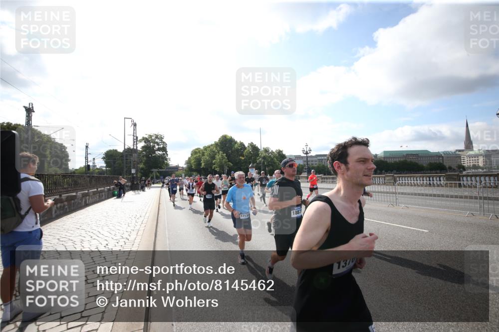 29.06.2025 - hella hamburg halbmarathon Jannik Wohlers http://msf.ph/oto/8145462 29.06.2025 09:57:04 Lombardsbrücke 1030, 1086, 1193, 1422, 2119, 2252, 2444, 2595, 2855, 3048, 3096, 3103, 3698, 3999, 4261, 4299, 4558, 4986, 5013, 5018, 5021, 5024, 5633, 5820, 5907, 6125, 6374, 6720, 6762, 6795, 6942, 7221, 7397, 7742, 7930, 7932, 8172, 8447, 9316, 10191, 10192, 10215, 10368, 10376, 10667, 11143, 11339, 11430, 11579, 12235, 12348, 12421, 12440, 12489, 12580, 12607, 12840, 13701, 13761, 14122, 14737, 14881, 15146, 15480, 15484, 15720, 15897, 16043, 16047, 16800, 17129, 17130, 17179 meine-sportfotos.de