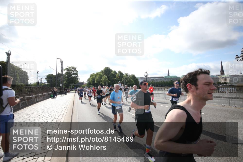 29.06.2025 - hella hamburg halbmarathon Jannik Wohlers http://msf.ph/oto/8145469 29.06.2025 09:57:04 Lombardsbrücke 1030, 1086, 1193, 1422, 2119, 2252, 2444, 2595, 2855, 3048, 3096, 3103, 3698, 3999, 4261, 4299, 4558, 4986, 5013, 5018, 5021, 5024, 5633, 5820, 5907, 6125, 6374, 6720, 6762, 6795, 6942, 7221, 7397, 7742, 7930, 7932, 8172, 8447, 9316, 10191, 10192, 10215, 10368, 10376, 10667, 11143, 11339, 11430, 11579, 12235, 12348, 12421, 12440, 12489, 12580, 12607, 12840, 13701, 13761, 14122, 14737, 14881, 15146, 15480, 15484, 15720, 15897, 16043, 16047, 16800, 17129, 17130, 17179 meine-sportfotos.de