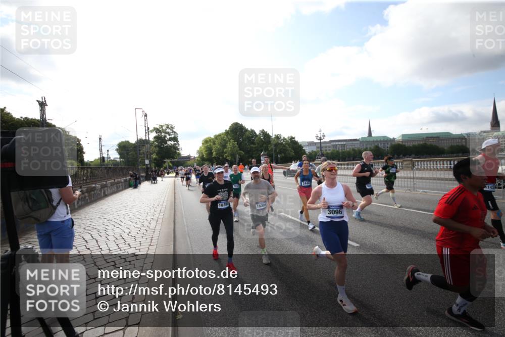 29.06.2025 - hella hamburg halbmarathon Jannik Wohlers http://msf.ph/oto/8145493 29.06.2025 09:57:08 Lombardsbrücke 1030, 1086, 1193, 1422, 2119, 2252, 2444, 2488, 2855, 3048, 3096, 3103, 3698, 3999, 4261, 4299, 4379, 4558, 4986, 5018, 5024, 5633, 5820, 5907, 6125, 6374, 6762, 6795, 6942, 7221, 7397, 7742, 7930, 7932, 8172, 8413, 8447, 10191, 10192, 10215, 10368, 10376, 10667, 11143, 11430, 11512, 11579, 12348, 12440, 12607, 12840, 13701, 13750, 13761, 14122, 14737, 14881, 15146, 15395, 15480, 15720, 16039, 16043, 16047, 16285, 16800, 17130, 17179, 17640, 17642 meine-sportfotos.de