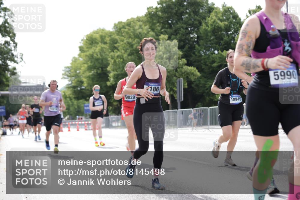 29.06.2025 - hella hamburg halbmarathon Jannik Wohlers http://msf.ph/oto/8145498 29.06.2025 10:10:22 Lombardsbrücke 1166, 1186, 4389, 5990, 5991, 7250, 9169, 9681, 9829, 11355, 11887, 11904, 11905, 12426, 12629, 13588, 13594, 13825, 14270, 15214, 16808, 17532, 18949 meine-sportfotos.de