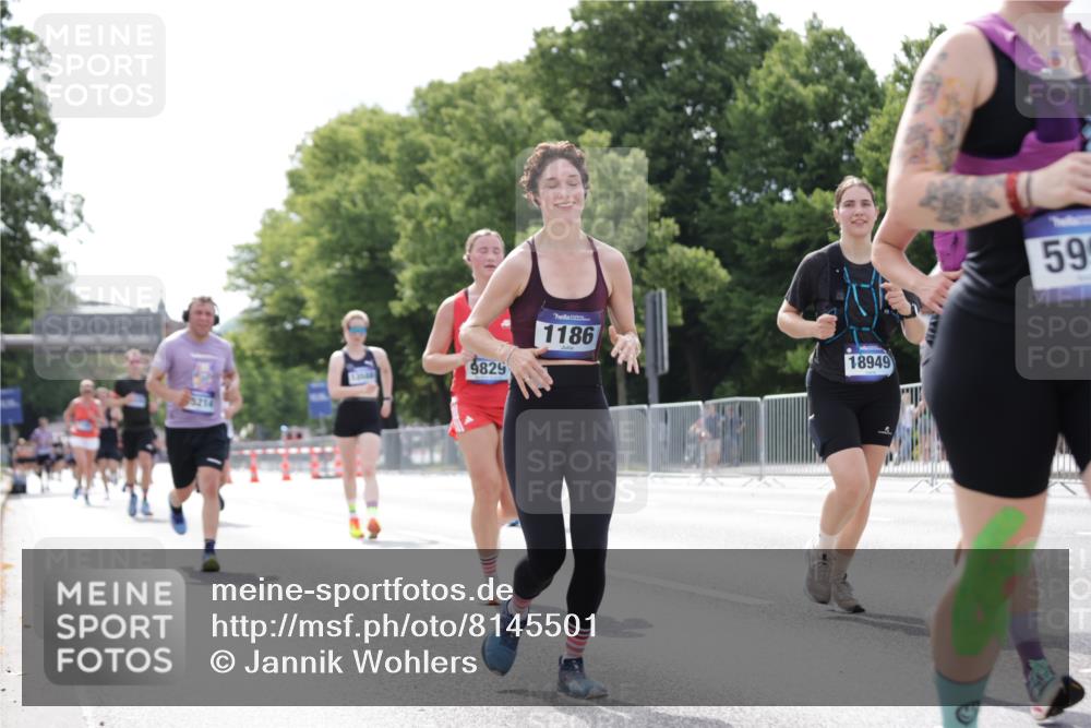 29.06.2025 - hella hamburg halbmarathon Jannik Wohlers http://msf.ph/oto/8145501 29.06.2025 10:10:22 Lombardsbrücke 1166, 1186, 4389, 5990, 5991, 7250, 9169, 9681, 9829, 11355, 11887, 11904, 11905, 12426, 12629, 13588, 13594, 13825, 14270, 15214, 16808, 17532, 18949 meine-sportfotos.de