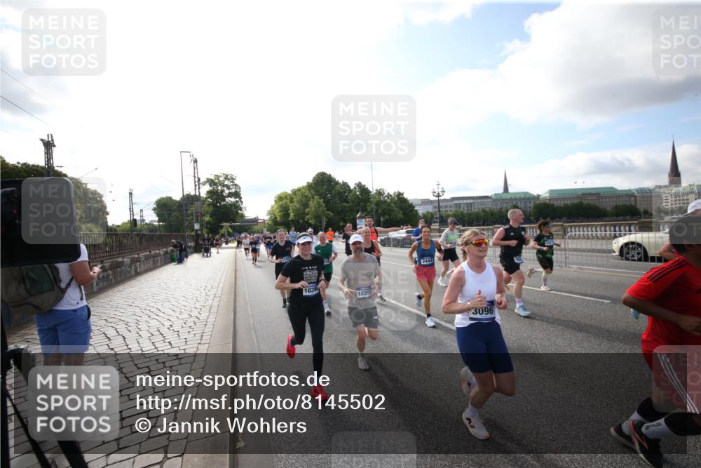 29.06.2025 - hella hamburg halbmarathon Jannik Wohlers http://msf.ph/oto/8145502 29.06.2025 09:57:09 Lombardsbrücke 1030, 1086, 1193, 1422, 2252, 2444, 2488, 2855, 3048, 3096, 3103, 3698, 3999, 4261, 4299, 4379, 4558, 4986, 5018, 5024, 5633, 5820, 5907, 6125, 6374, 6795, 6942, 7221, 7397, 7594, 7742, 7930, 7932, 8172, 8413, 8447, 9739, 10191, 10192, 10215, 10368, 10376, 11143, 11430, 11512, 11579, 12348, 12440, 12607, 12840, 13701, 13750, 13761, 14122, 14737, 14881, 15146, 15395, 15480, 15720, 16039, 16043, 16047, 16285, 16800, 17130, 17179, 17640, 17642 meine-sportfotos.de