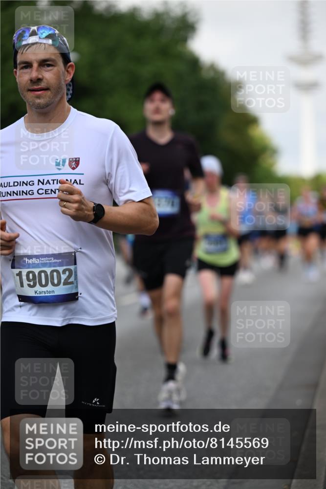 29.06.2025 - hella hamburg halbmarathon Dr. Thomas Lammeyer http://msf.ph/oto/8145569 29.06.2025 10:05:27 Kennedybrücke 1420, 1526, 1726, 2006, 2091, 2167, 2490, 2806, 2936, 3425, 3663, 3976, 4068, 4319, 4322, 4370, 5675, 6087, 6281, 6302, 6591, 6924, 7287, 7658, 7759, 7761, 8030, 8046, 8326, 8392, 8691, 8822, 9124, 9932, 10281, 10301, 10383, 10576, 10915, 11043 meine-sportfotos.de