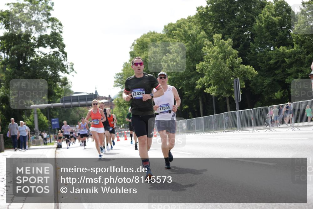 29.06.2025 - hella hamburg halbmarathon Jannik Wohlers http://msf.ph/oto/8145573 29.06.2025 10:10:27 Lombardsbrücke 1166, 1186, 1781, 4389, 5990, 5991, 7370, 9169, 9829, 11355, 12426, 12556, 12790, 13588, 13594, 14270, 15214, 16808, 17532, 18949 meine-sportfotos.de